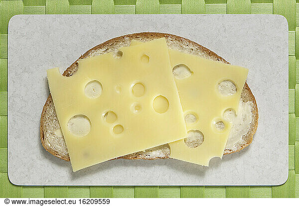 Scheibe Brot mit Käse  Ansicht von oben