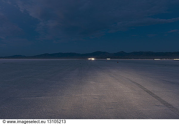 Scheinwerfer im Morgengrauen  Autorennen auf Salt Flats