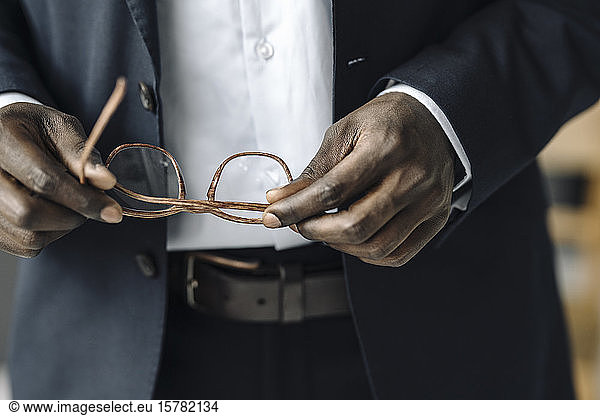 Scherenschnittansicht eines Geschäftsmannes mit Brille