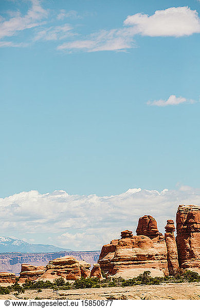 schichten aus rotem Sandstein unter einem sonnigen Himmel in den Canyonlands utah