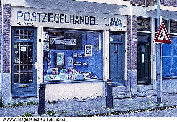 Schiedam  Niederlande. Old Fashioned & Retrospective Stamp Shop  oft von Sammlern besucht  um ihre Sammlung zu aktualisieren.