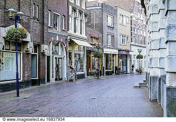 Schiedam  Niederlande. Verlassene Hauptstraße mit Einzelhandelsgeschäften  die es aufgrund der Corona-Krise schwer haben.