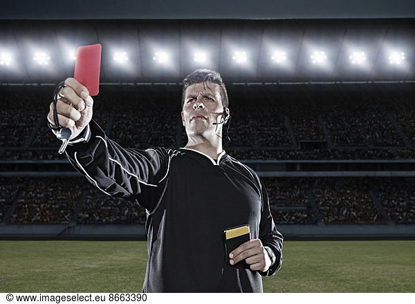Schiedsrichter blinkt rote Karte auf dem Fußballfeld