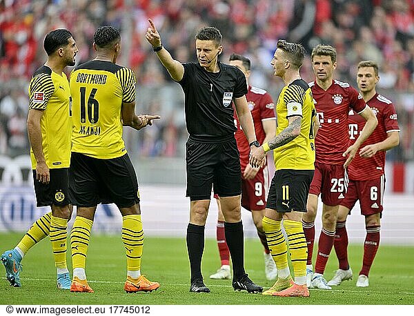 Schiedsrichter Referee Daniel Siebert Gestik Geste Manuel Akanji Borussia Dortmund BVB (16)  Allianz Arena  München  Bayern  Deutschland  Europa
