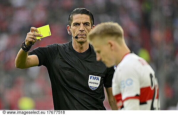 Schiedsrichter Referee Deniz Aytekin zeigt Chris Führich VfB Stuttgart die gelbe Karte  Verwarnung  Gestik  Geste  Allianz Arena  München  Bayern  Deutschland  Europa
