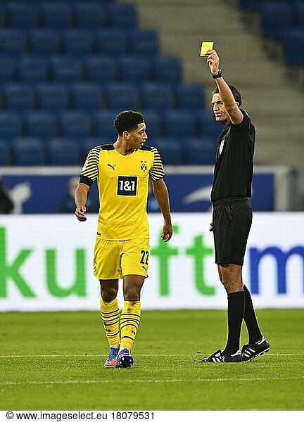Schiedsrichter Referee Deniz Aytekin zeigt Jude Bellingham BVB Borussia Dortmund gelbe Karte  Gelb  Verwarnung  PreZero Arena  Sinsheim  Baden-Württemberg  Deutschland  Europa
