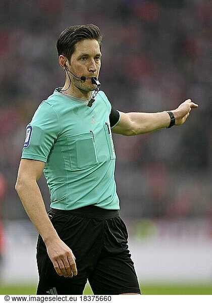 Schiedsrichter Referee Dr. Matthias Jöllenbeck  Gestik  Geste  Pfeife  Allianz Arena  München  Bayern  Deutschland  Europa
