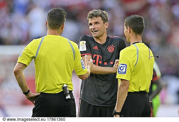 Schiedsrichter Referee Harm Osmers im Gespräch mit Thomas Müller FC Bayern München FCB  Allianz Arena  München  Bayern  Deutschland  Europa