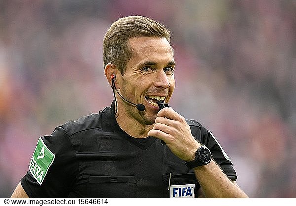 Schiedsrichter Tobias Stieler Gestik  Geste mit Pfiff  Allianz Arena  München  Bayern  Deutschland  Europa