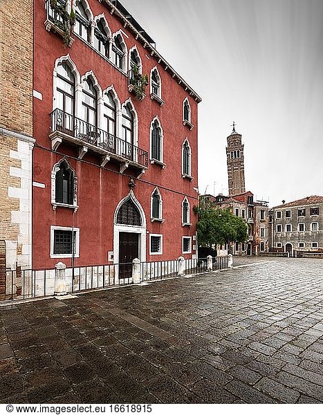 Schiefer Turm von Campo Santo Stefano  Venedig  Italien  Europa