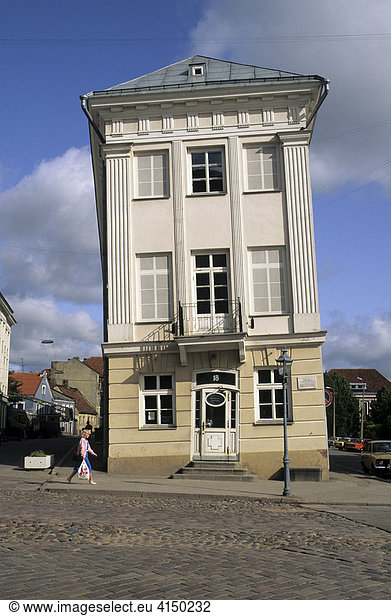 Schiefes Haus am Marktplatz  Tartu  Estland