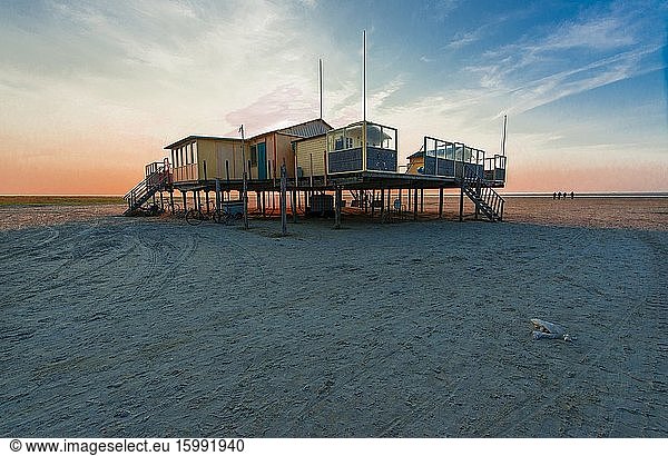 Schiermonnikoog  Niederlande. Das nördlichste Bauwerk des Landes  ein hölzernes Strandhaus  ist der Mittelpunkt für Surfer und Kiter  die an der Nordsee ihr Unwesen treiben.