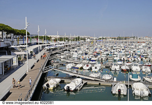 Schiffe  Hafen  Uferpromenade  Royan  Poitou Charentes  Frankreich  Europa