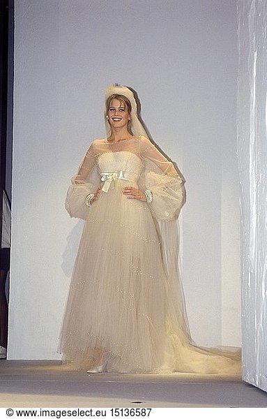 Schiffer  Claudia  * 25.8.1970  German Model  full length  on the catwalk  fashion show by Chanel  bride dress  Munich  1990