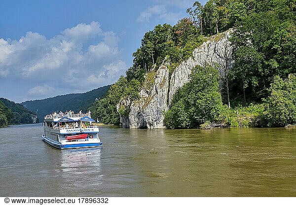 Schifffahrt  Naturschutzgebiet Weltenburger Enge am Fluss Donau  Niederbayern  Bayern  Deutschland  Europa