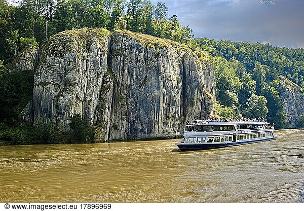 Schifffahrt  Naturschutzgebiet Weltenburger Enge am Fluss Donau  Niederbayern  Bayern  Deutschland  Europa