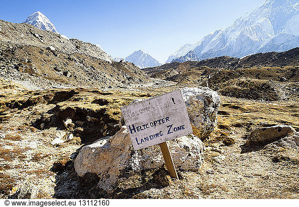 Schild am Mt. Everest vor klarem blauen Himmel