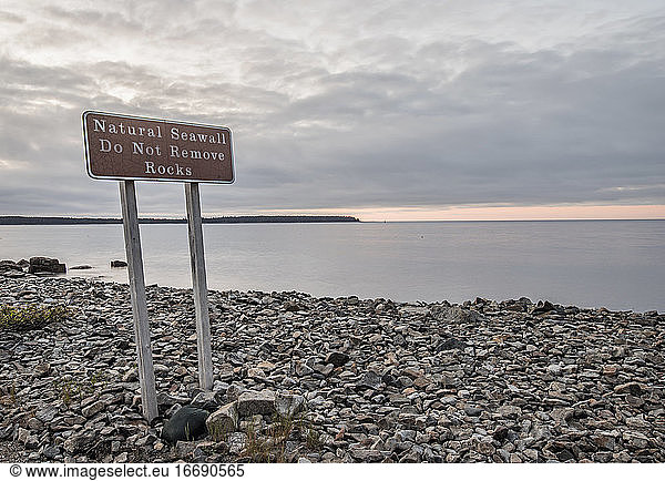 Schild  das Touristen daran erinnert  keine Felsen vom Ufer zu entfernen  Acadia  Maine