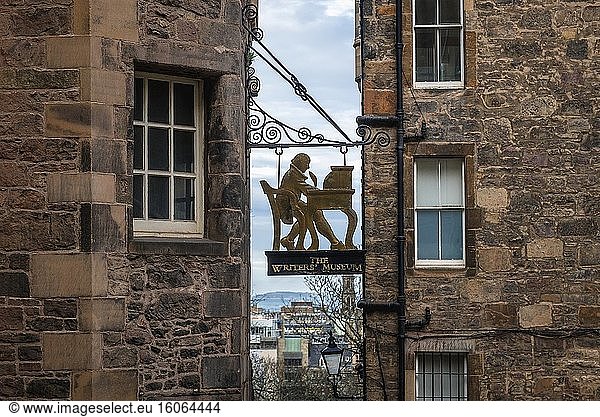 Schild des Writers Museum in Edinburgh  der Hauptstadt von Schottland  Vereinigtes Königreich.