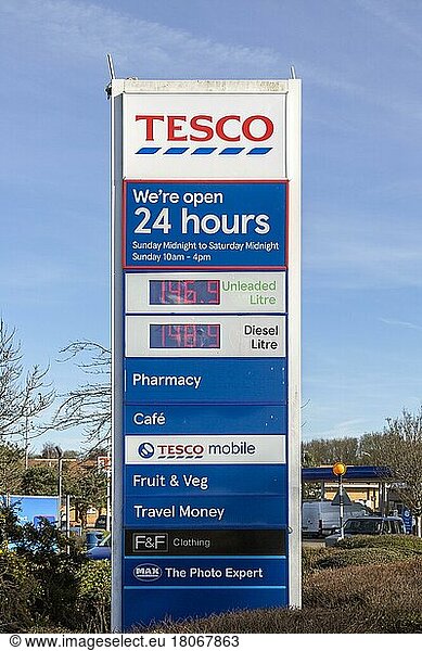 Schild für Tesco Superstore mit Benzin- und Dieselpreisen  Martlesham  Suffolk  England  UK