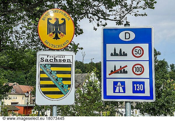 Schild Freistaat Sachsen  Bundesrepublik Deutschland  Verkehrsregeln  Geschwindigkeitsbegrenzung  Grenze  Bad Muskau  Sachsen  Deutschland  Europa