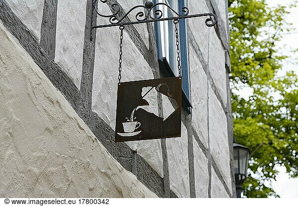 Schild Kaffeekanne und Tasse an Fachwerkhaus  Metallschild  Symbol Café  Münsingen auf der Schwäbischen Alb  Baden-Württemberg  Deutschland  Europa