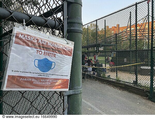 Schild mit Gesichtsmaskenpflicht auf einem örtlichen Baseballplatz  Forest Hills  Queens  New York.