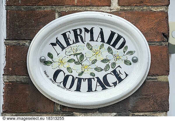 Schild mit Hausname  Mermaid Cottage  Mermaid Street  Rye  East Sussex  England  Großbritannien  Europa