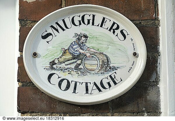 Schild mit Hausname  Smugglers Cottage  Mermaid Street  Rye  East Sussex  England  Großbritannien  Europa
