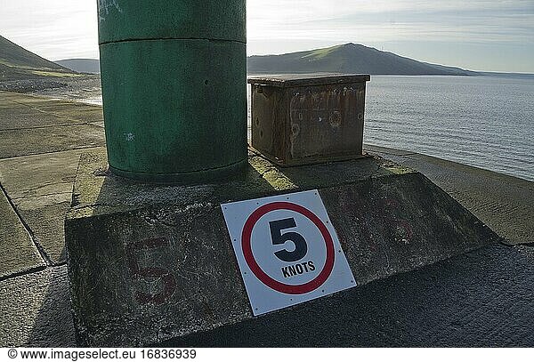 Schild mit nautischer Geschwindigkeit am Leuchtturm am Meer im Hafen von Aberystwyth  Ceredigion  Wales  UK.