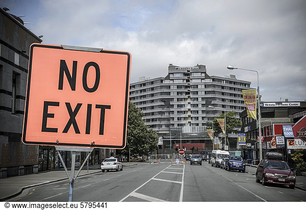 Schild No Exit  Erdbebenschaden  beschädigte Gebäude Crown Plaza  Hauptstra_e in Christchurch  Südinsel Neuseeland