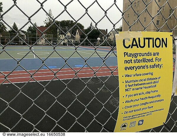 Schild Vorsicht Spielplatz nicht sterilisiert   öffentliche Schule  Forest Hills  Queens  NY.
