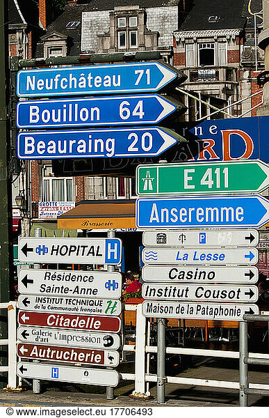 Schilder  die auf Sehenswürdigkeiten hinweisen; Dinant  Ardennen  Belgien