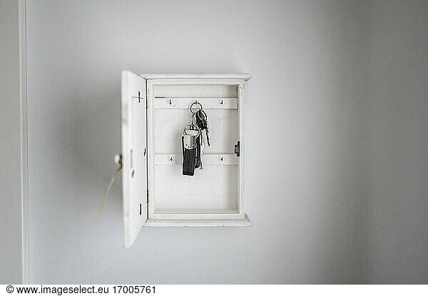 Schlüssel hängen in einem Kasten an einer weißen Wand