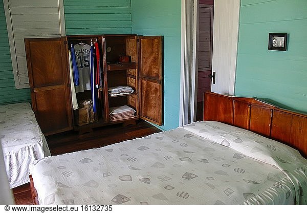 Schlafzimmer im Inneren des Hauses  in dem Fidel Castro in seiner Kindheit mit seinen Eltern und Brüdern lebte  in der Stadt Bir?n  in der Provinz Holgu?n  700 Kilometer von Havanna  der Hauptstadt Kubas  entfernt. Der Museumskomplex besteht aus 11 gut erhaltenen Gebäuden  die typisch für die einheimische Holzarchitektur sind und sich in einer ländlichen Umgebung befinden.