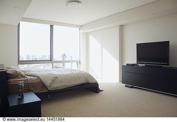 Schlafzimmer in luxuriösem Hochhaus-Apartment