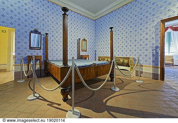 Schlafzimmer mit original Bett  Ausstellungstraum im Geburtshaus des Komponisten Giacomo Puccini  Casa Natale di Giacomo Puccini  Lucca  Toskana  Italien  Europa