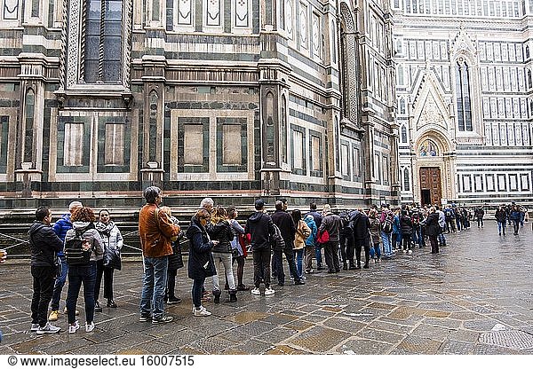 Schlange vor dem Dom  Cattedrale di Santa Maria del Fiore  Dom von Florenz  Piazza del Duomo  Florenz  Italien.