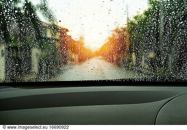schlechte Sicht - Regentropfen auf der Autoscheibe an regnerischen Tagen