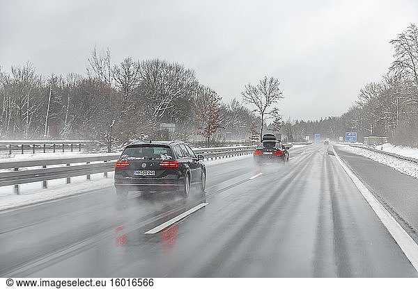 Schlechtes Wetter  Autoverkehr bei starkem Schneefall und Regen auf der Autobahn A8  bei München  Bayern  Deutschland  Europa