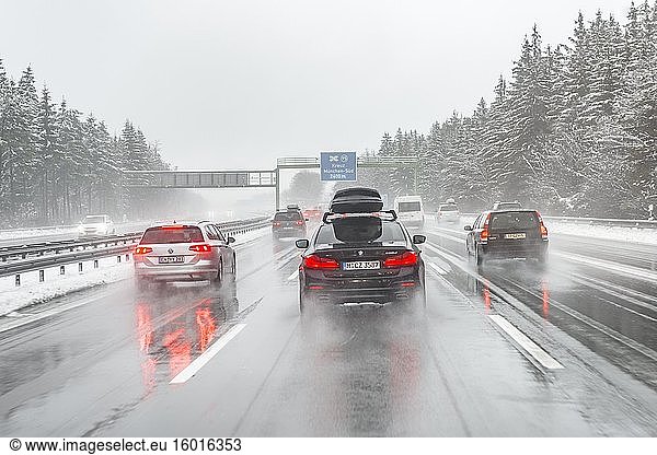 Schlechtes Wetter  dichter Autoverkehr bei starkem Schneefall und Regen auf der Autobahn A8  bei München  Bayern  Deutschland  Europa