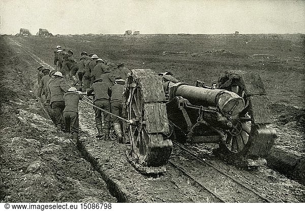 Schleppen der Geschütze zu neuen vorgeschobenen Positionen   (1919). Schöpfer: Unbekannt.