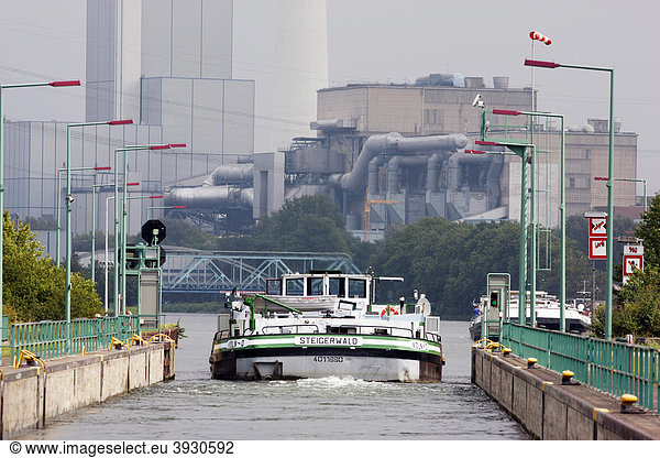 Schleuse am Rhein-Herne-Kanal  Steinkohlekraftwerk Herne Baukau der Evonik Industries  Herne  Nordrhein-Westfalen  Deutschland  Europa