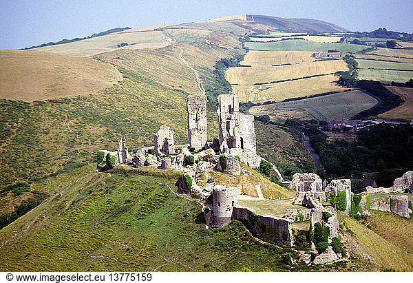 Schloss Corfe und die Siedlung Corfe  Dorset  England