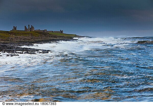 Schloss Dunstanburgh  Graftschaft Northumberland  England  Sturm  stürmisch