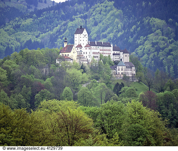 Schloss Hohenaschau  Frühsommer  Aschau  Chiemgau  Oberbayern  Deutschland