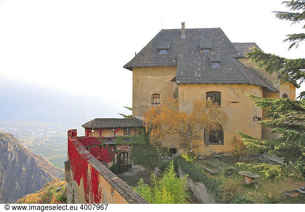 Schloss Juval am Eingang des Schnalstales Vinschgau Südtirol Italien Europa