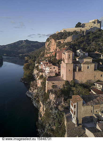 Schloss Miravet und Stadt über dem Fluss