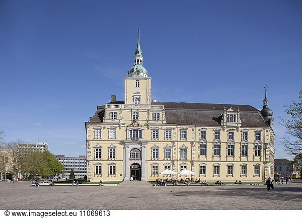 Schloss Oldenburg mit Schlossplatz  Museum für Kunst und Kulturgeschichte  Oldenburg  Niedersachsen  Deutschland  Europa