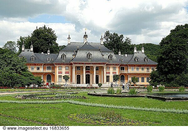 Schloss Pillnitz in Dresden mit dem Bergpalais und dem großen Schlosspark - Deutschland.